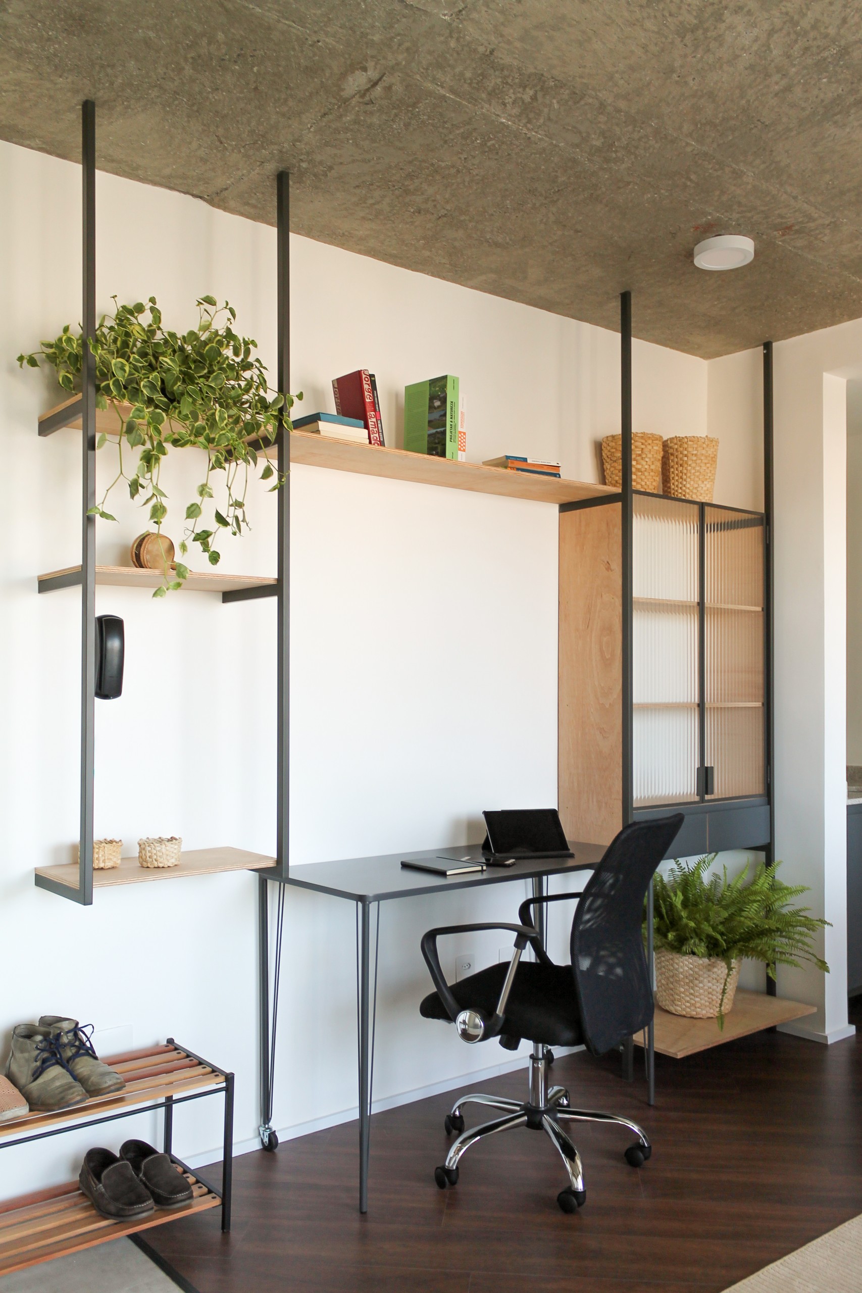 Espaço de Home Office projeto pelo Balaio Arquitetura no Apê Paim