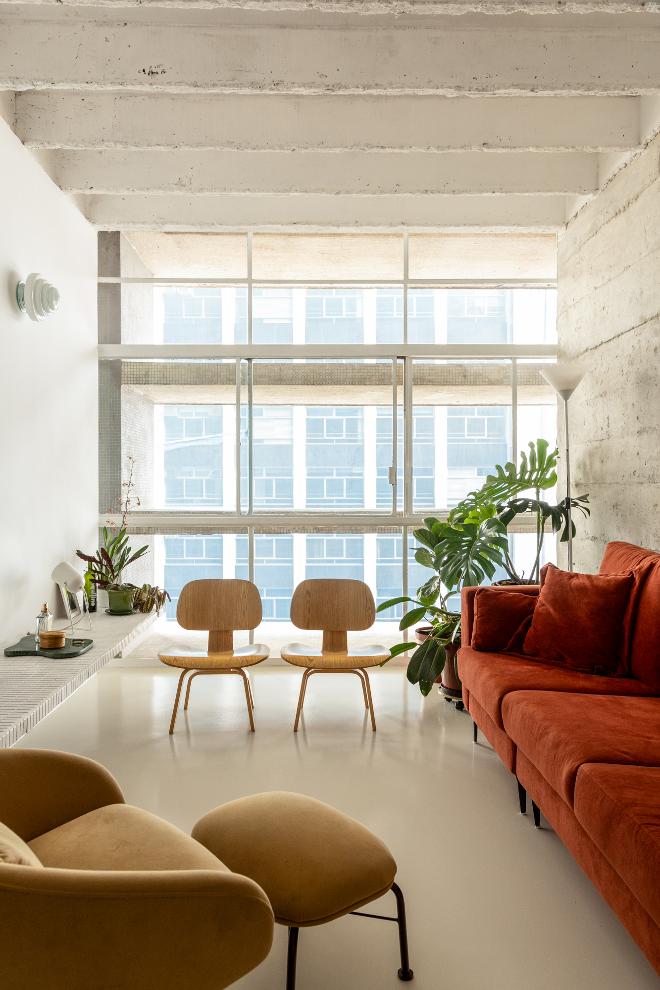 Cozinha revestida com pastilhas brancas