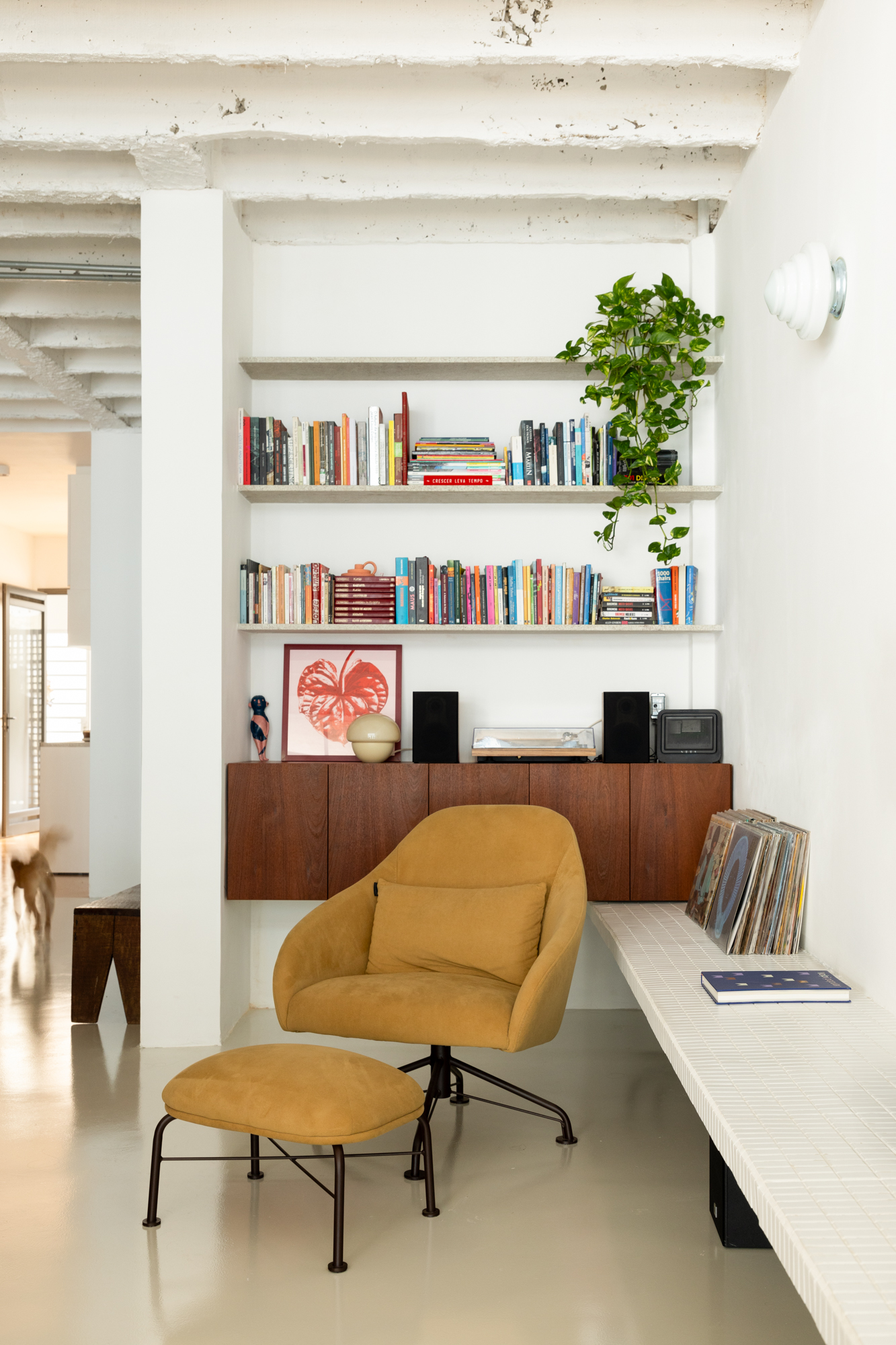 Cozinha revestida com pastilhas brancas