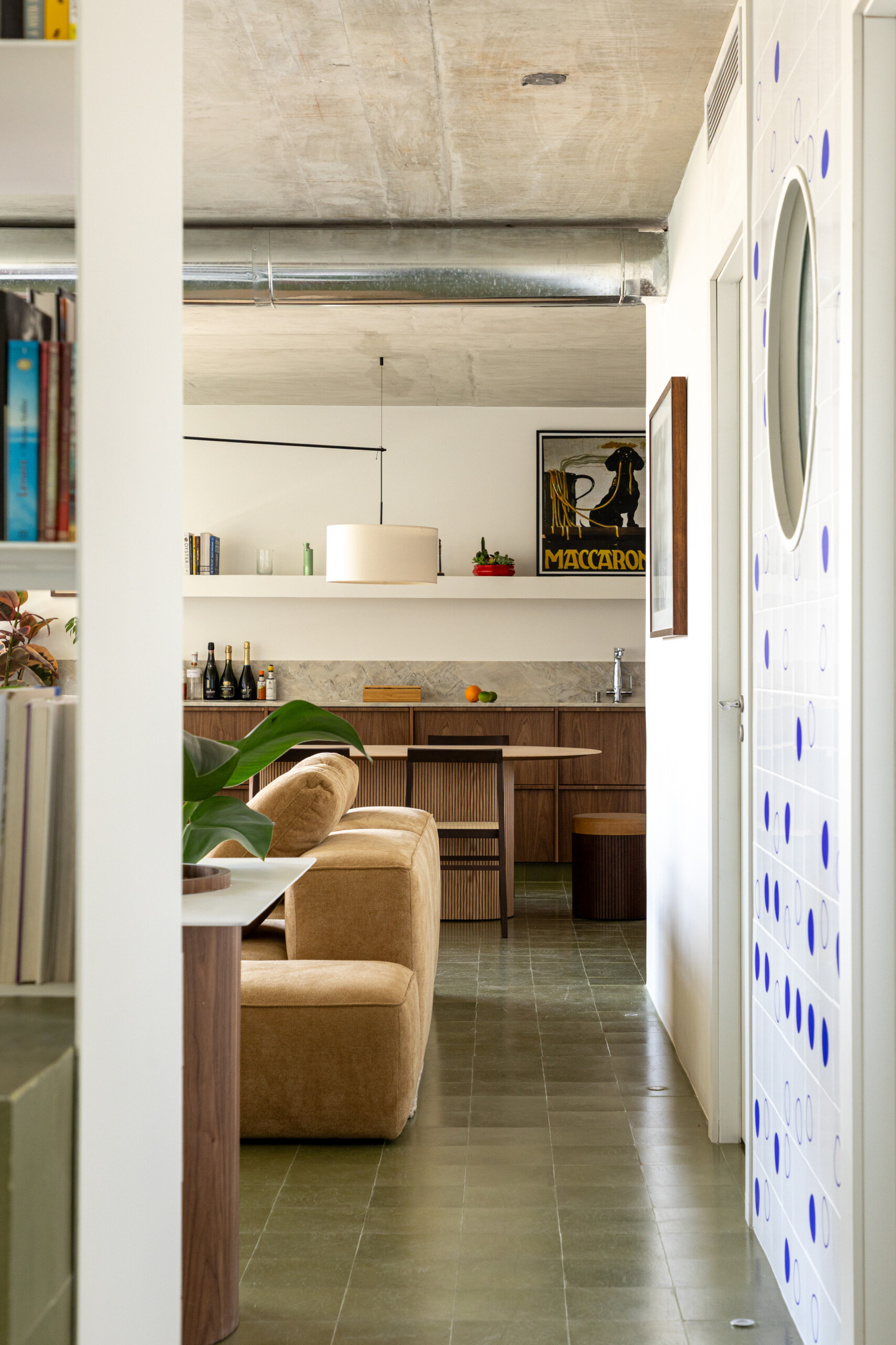 Cozinha revestida com pastilhas brancas