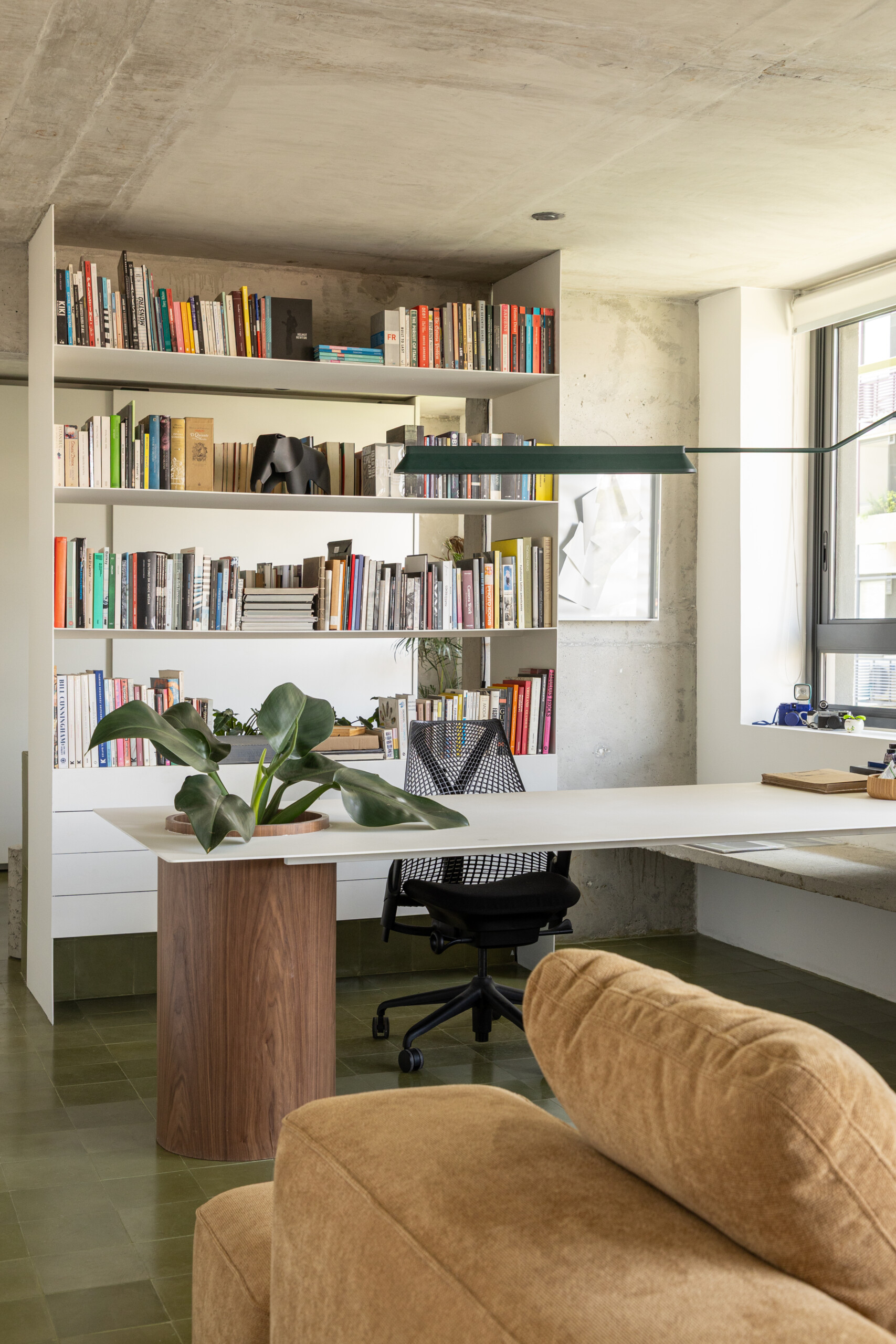 Cozinha revestida com pastilhas brancas