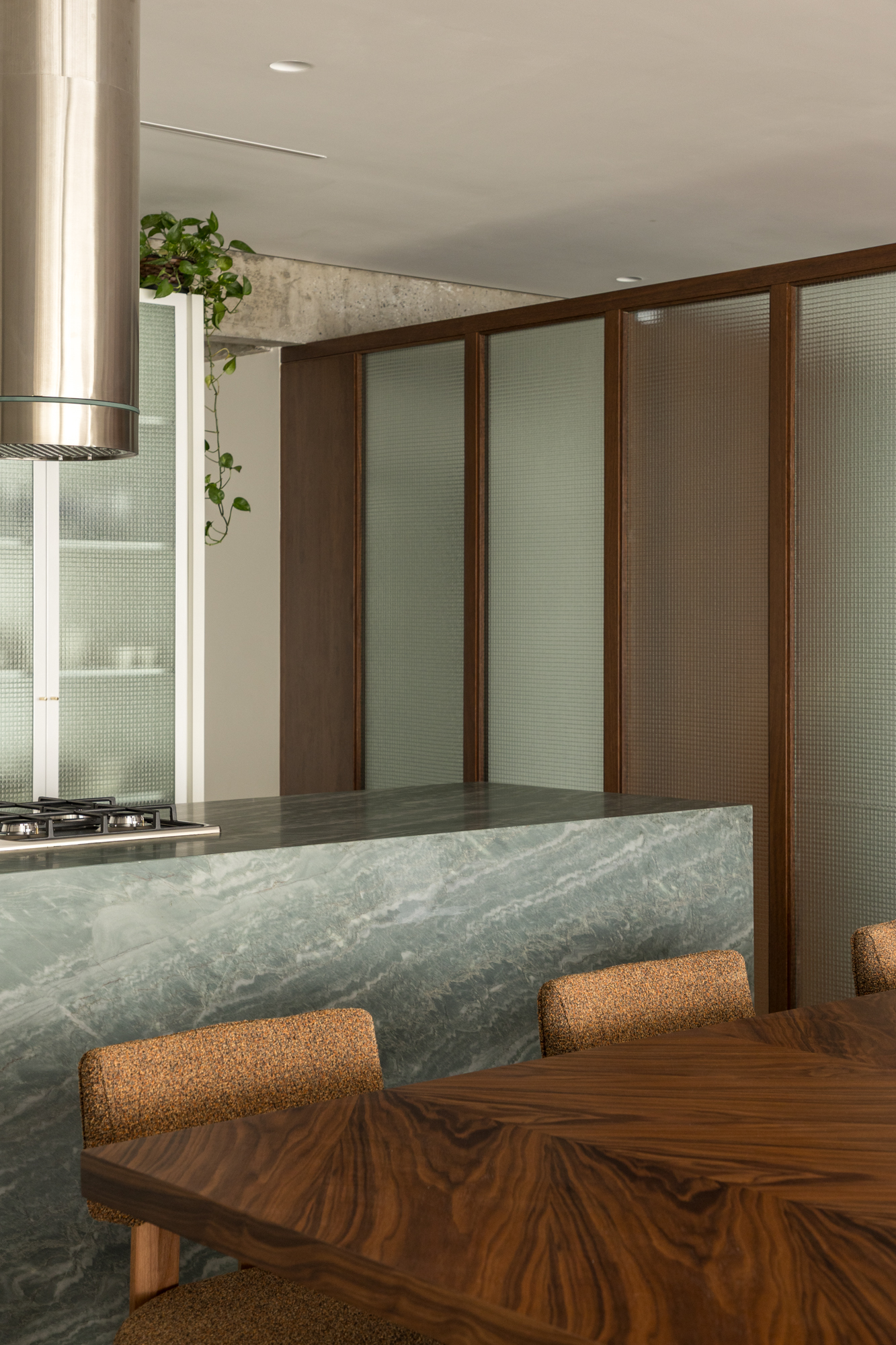 Cozinha com granilite branco